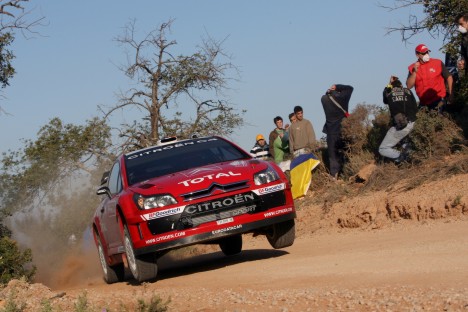 Citroën køreren Sebastien Loeb brød på dagens tredje specialprøve Ford dominansen.